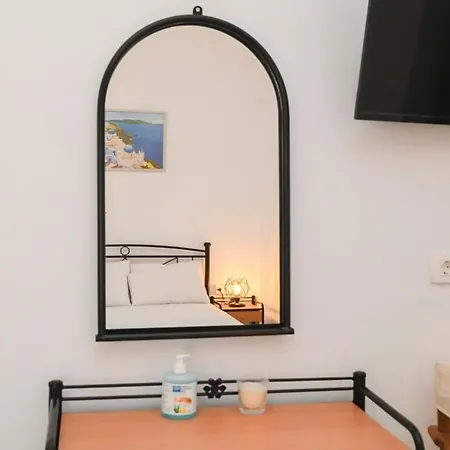 Santorini Life Vibrant Only 50m From The Apartment *