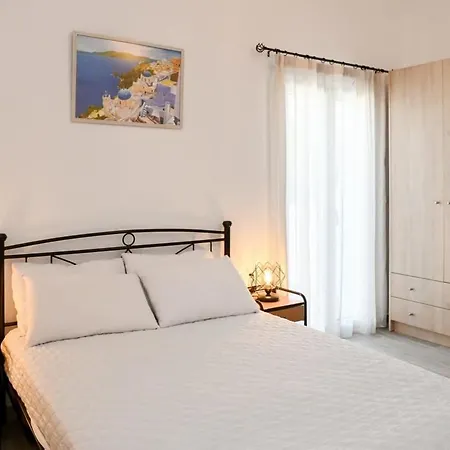 Santorini Life Vibrant Only 50m From The